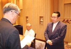 法月審査委員長への委嘱状交付