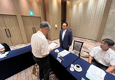 法月審査委員長への委嘱状交付